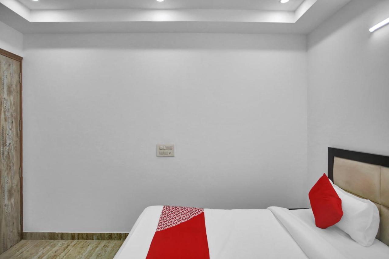 Oyo 82100 Golden Residency 诺伊达 外观 照片